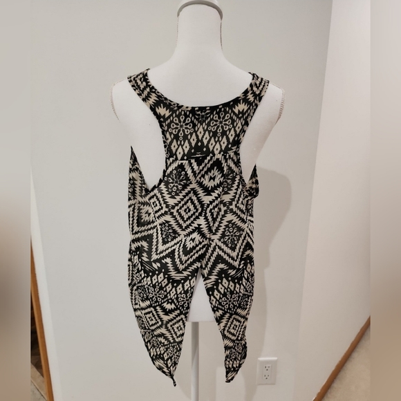 Pattern top with open back - Picture 2 of 4